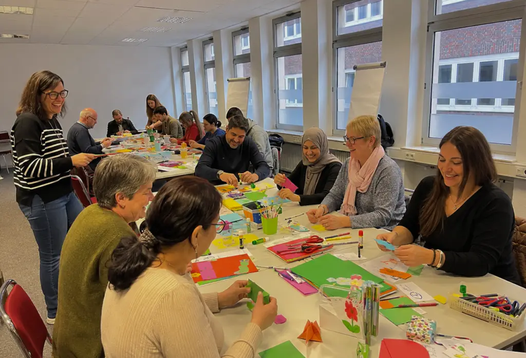 Foto Impression Weiterbildungslehrganz. Teilnehmer arbeiten gemeinsam.